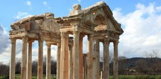 Les fondations de l’ancien temps s’écroulent