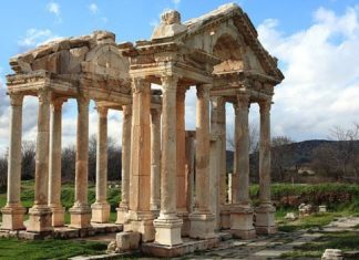 Les fondations de l’ancien temps s’écroulent