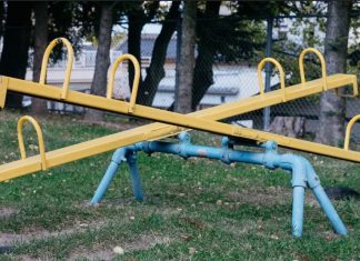 Descendre de la balançoire à bascule