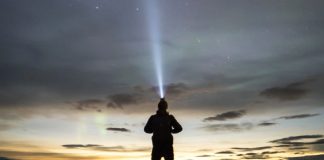 Le Sentiment illumine le chemin du retour à la maison