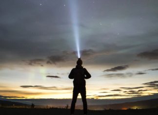 Le Sentiment illumine le chemin du retour à la maison