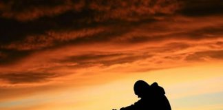 Les Artisans de Lumière et la Solitude