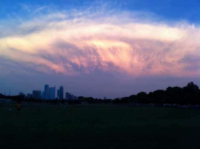 Nuage lenticulaire - vaisseau mere