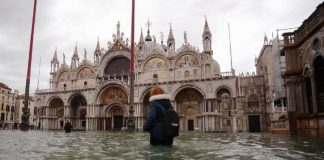 L’eau purificatrice, symbole du vieux monde appelé à disparaître