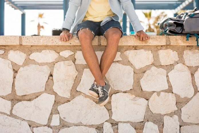 assis sur la cloture