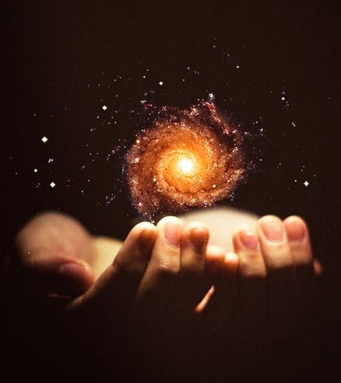 Espace d'attente - galaxie - mains