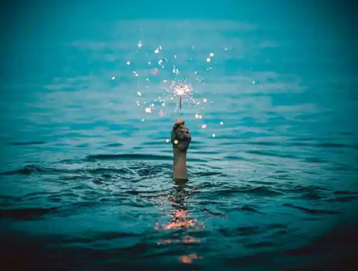 feu de bengale - main eau