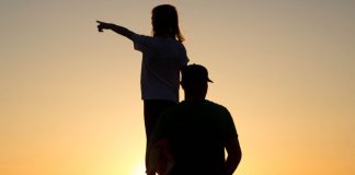 Tous les personnages pointent vers la maison