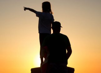 Tous les personnages pointent vers la maison