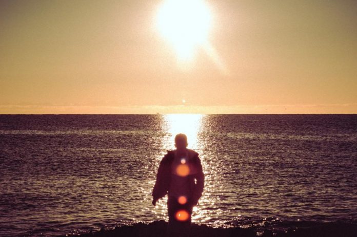 homme-mer-soleil-orbes