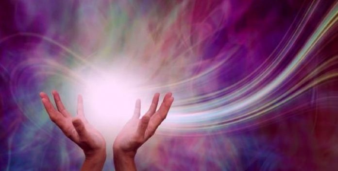 création nouvelle réalité- mains énergie- feu violet
