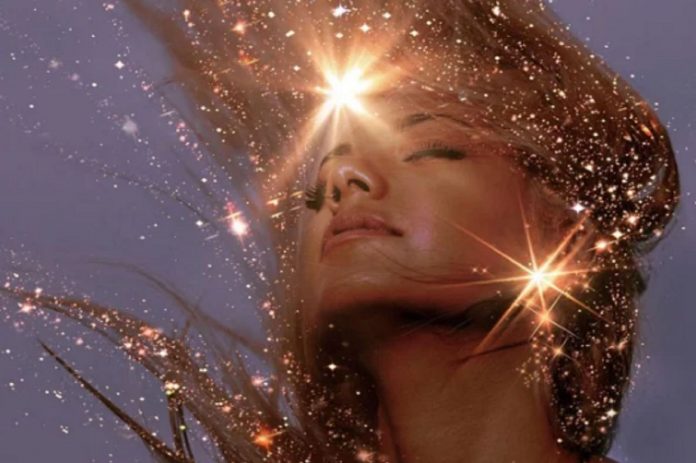 femme étincelle lumière 3e oeil