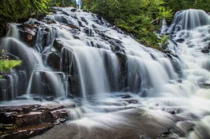 flux confluence de rivières chutes