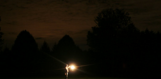 Le Créateur – Une Lumière Vive et Brillante