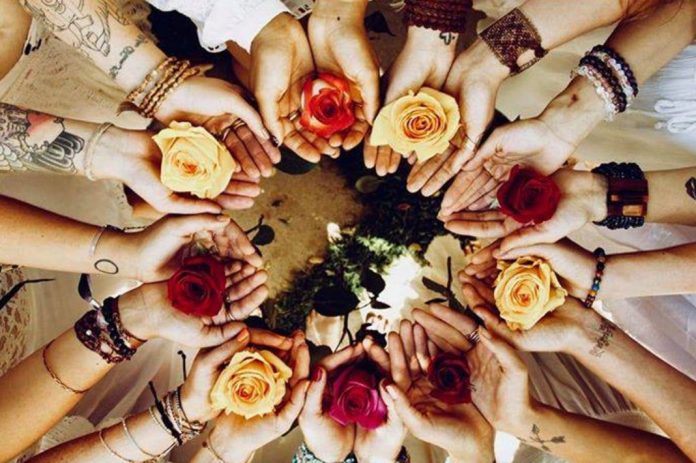 cœur - fleurs - mains