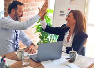 Comment vivre l’effondrement de l’ancien système quand on vit dans ce système ?